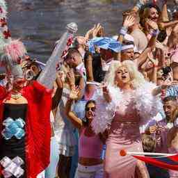 Cosy Pride Amsterdam endete mit einem Abschlussball auf dem Dam Platz