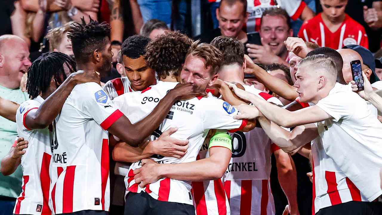 Der PSV feiert den Siegtreffer von Luuk de Jong.