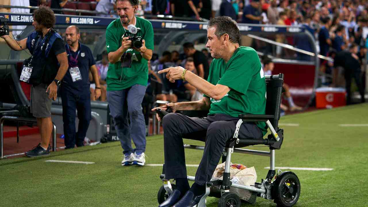 Juan Carlos Unzué im Rollstuhl auf dem Platz in Barcelona.