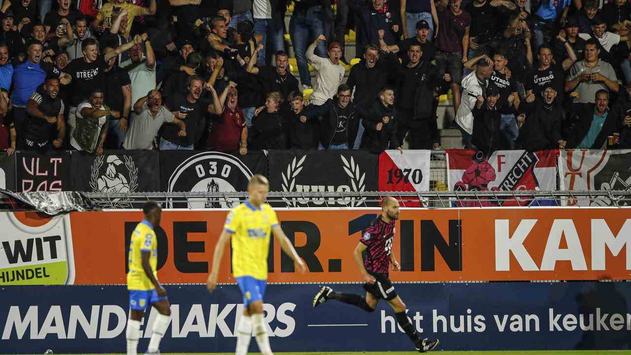 Bas Dost feierte sein offizielles Debüt für den FC Utrecht mit zwei Toren.