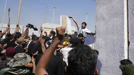 Demonstranten stuermen den Praesidentenpalast nach dem Ruecktritt des Geistlichen VIDEOS