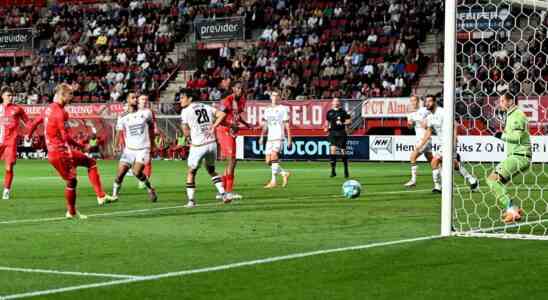 Der FC Twente stellt Excelsior nach einem blitzschnellen Fuehrungstor einfach