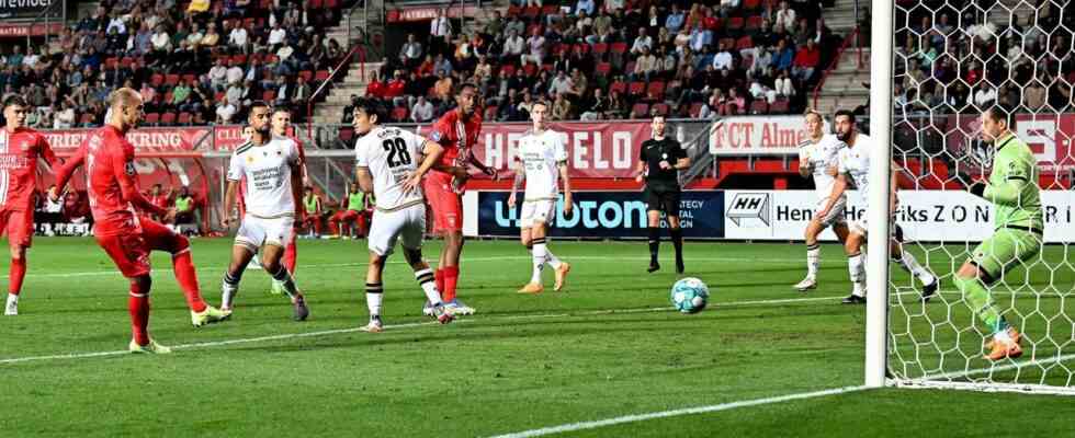 Der FC Twente stellt Excelsior nach einem blitzschnellen Fuehrungstor einfach
