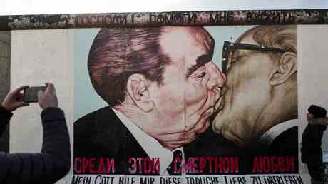 Der Kuenstler hinter dem ikonischen Wandbild der Berliner Mauer stirbt