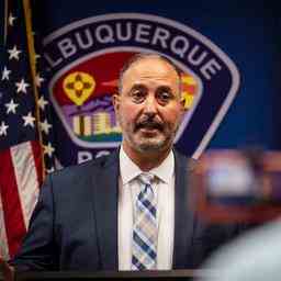 Die Polizei nimmt einen Verdaechtigen in der Albuquerque Serie muslimischer Morde