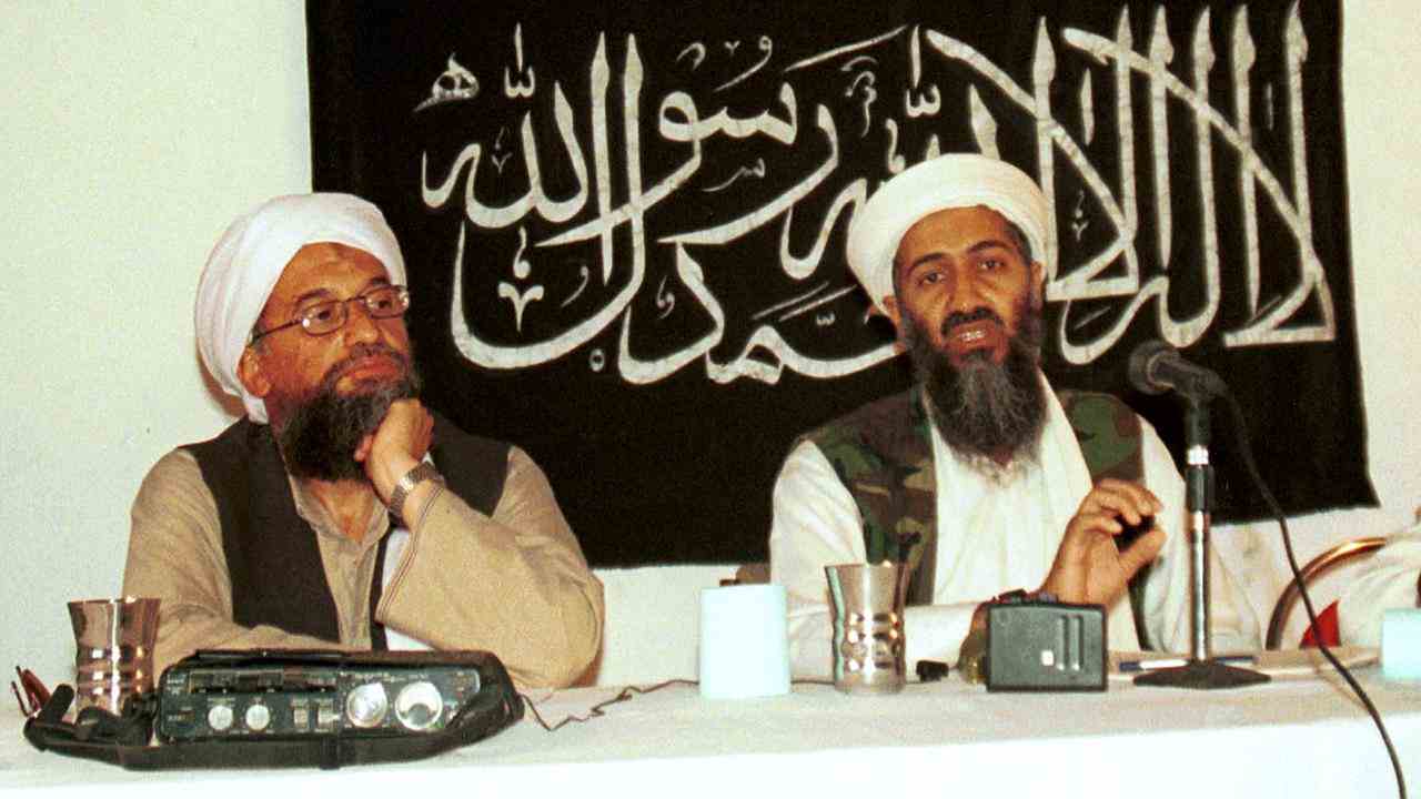 Ayman Al Zawahiri mit Osama Bin Laden zu seiner Rechten.