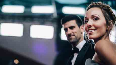 Djokovic Ehefrau knallt das Magazin waehrend die Impfstoffreihe wirbelt — Sport
