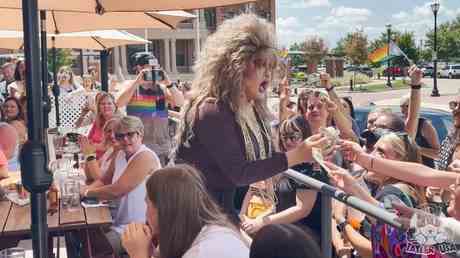 Drag Show auf Kinderparty loest heftigen Protest aus — World