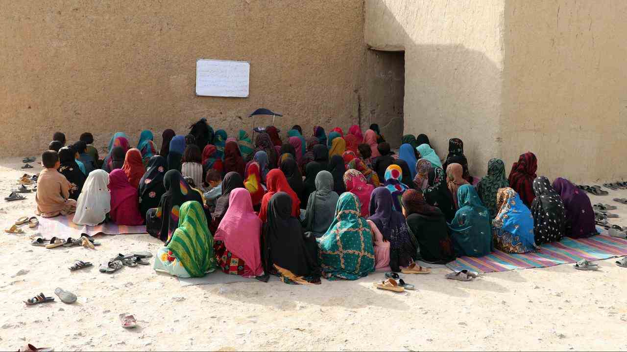Afghanische Mädchen werden heimlich von Freiwilligen unterrichtet.