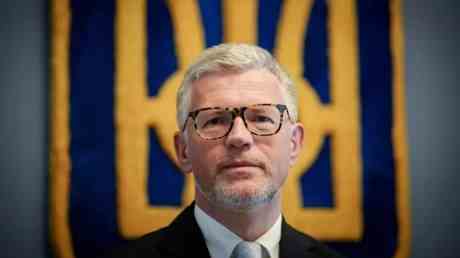 Entlassener ukrainischer Botschafter schlaegt auf deutschen Beamten ein — World
