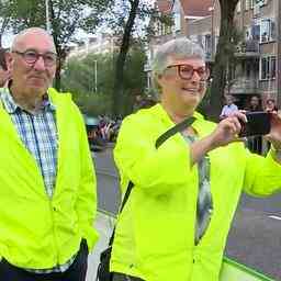 Fans jubeln Vuelta Fahrern beim Start in Utrecht zu