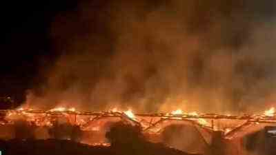 Feuer verschlingt historische Holzbruecke in Suedchina