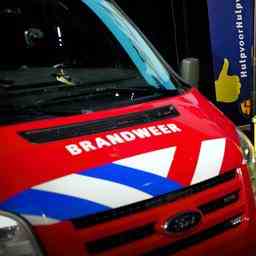 Feuerwehr loescht Strassenbraende entlang Zwolle Vecht JETZT