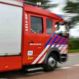 Firmenbus in Zwolle durch Brand zerstoert Fahrer schwer verletzt JETZT