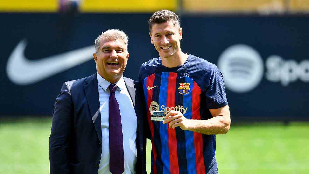 Präsident Joan Laporta stellte Robert Lewandowski letzte Woche im Camp Nou vor.