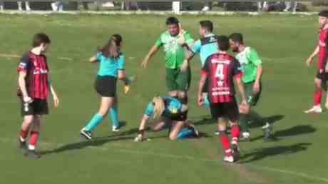 Fussballer startet schockierenden Angriff auf Schiedsrichterin VIDEO — Sport