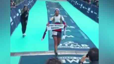 Italienischer Ultramarathonlaeufer zeigt Unterstuetzung fuer verbotene Russen — Sport