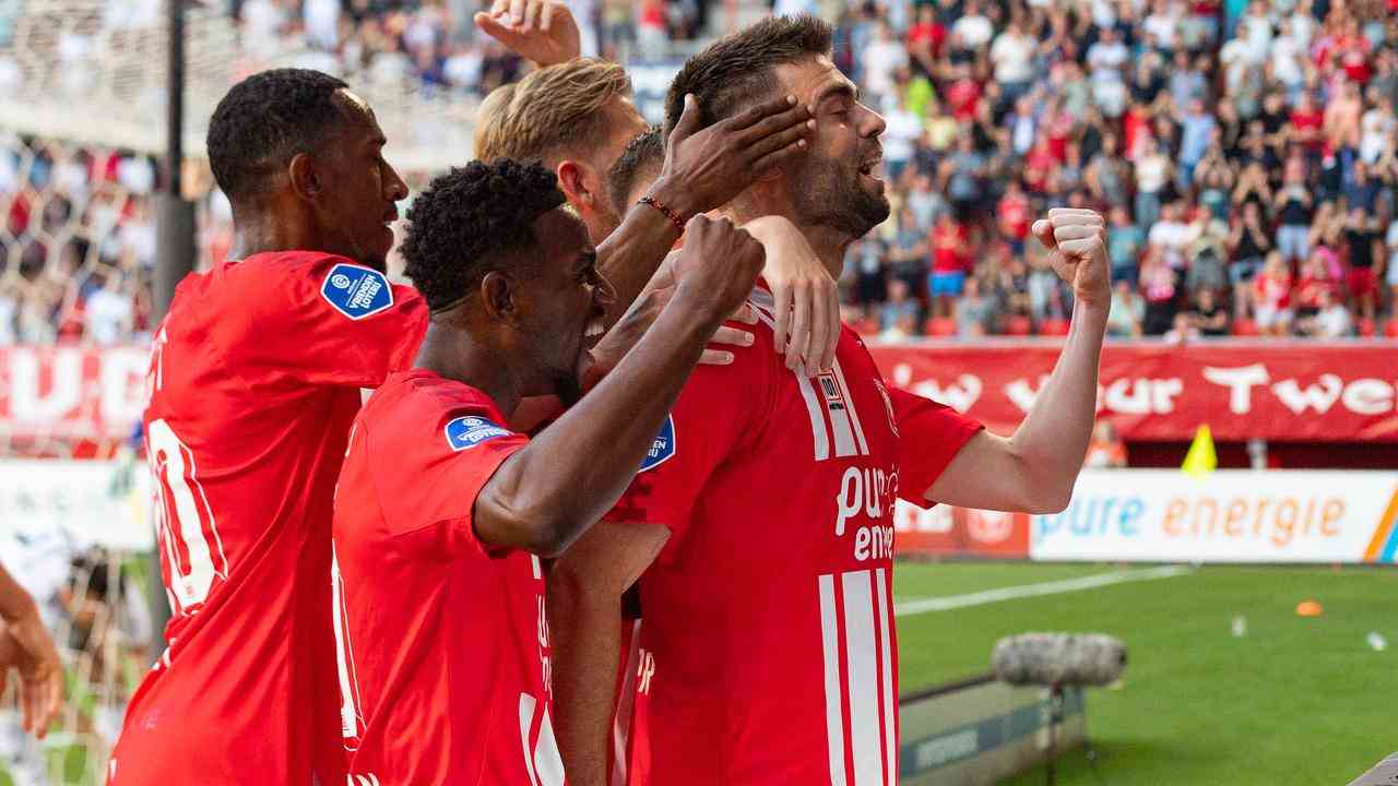 Der FC Twente schlug in der dritten Vorrunde der Conference League überzeugend den FK Cukaricki.