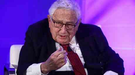 Kissinger erklaert wie die Welt an den „Rand des Krieges