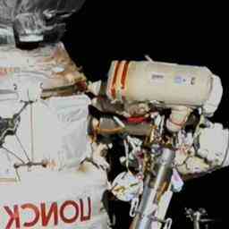 Kosmonaut muss wegen defektem Anzug waehrend des Weltraumspaziergangs schnell zur