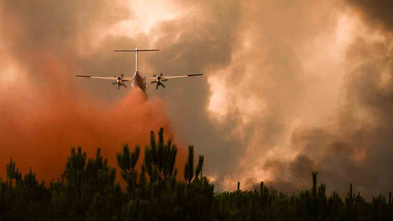 Frankreich setzt viele Löschflugzeuge zur Bekämpfung der Waldbrände ein.