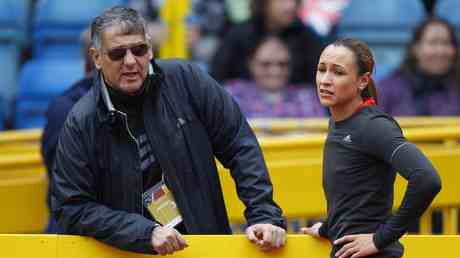 Leichtathletiktrainer wegen „sexuell unangemessenen Verhaltens mit lebenslanger Sperre belegt —