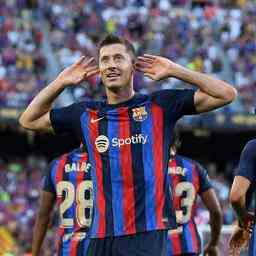 Lewandowski fuehrt den FC Barcelona vom eingewechselten De Jong zum