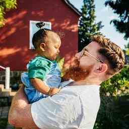 Linguist Babystimme aufsetzen und wild gestikulieren hilft Kind