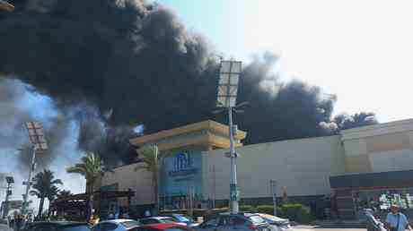 Massives Feuer verzehrt Einkaufszentrum in Hafenstadt am Mittelmeer VIDEOS —
