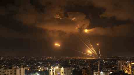 Militante Palaestinenser sagen 100 Raketen seien auf Israel abgefeuert worden