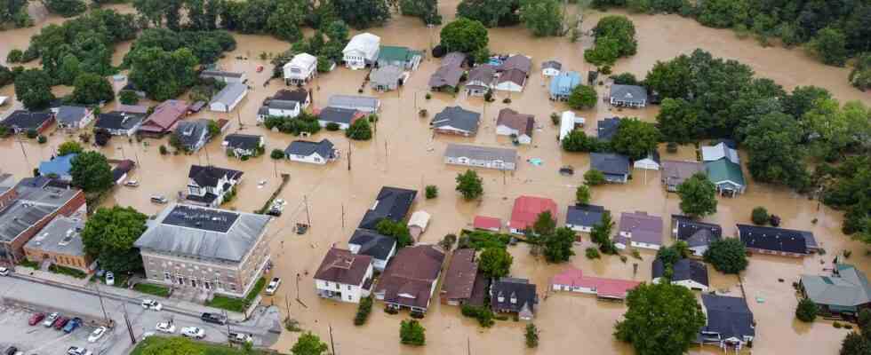 Neue Regenstuerme verwuesten das ueberflutete Kentucky die Zahl der Todesopfer