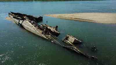 Niedrigwasser auf der Donau enthuellt versunkene deutsche Kriegsschiffe aus dem
