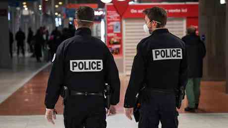 Polizei erschiesst Messer schwingenden Mann am Pariser Flughafen — World