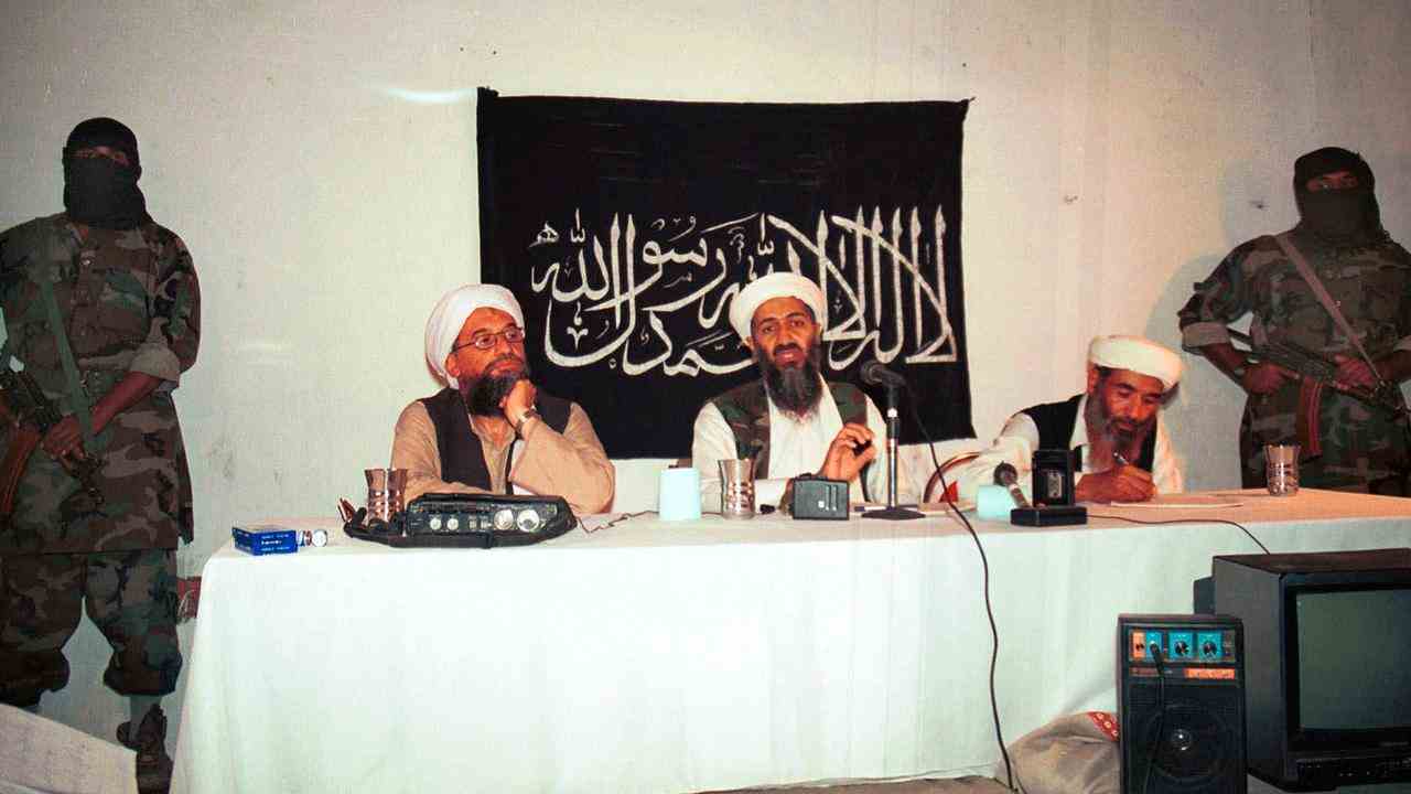 Ein Archivfoto von Ayman al-Zawahiri mit Osama bin Laden zu seiner Rechten.