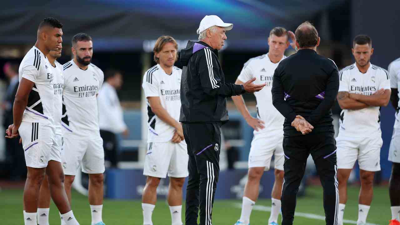 Carlo Ancelotti unterrichtet die Spieler von Real Madrid während des Trainings in Helsinki.
