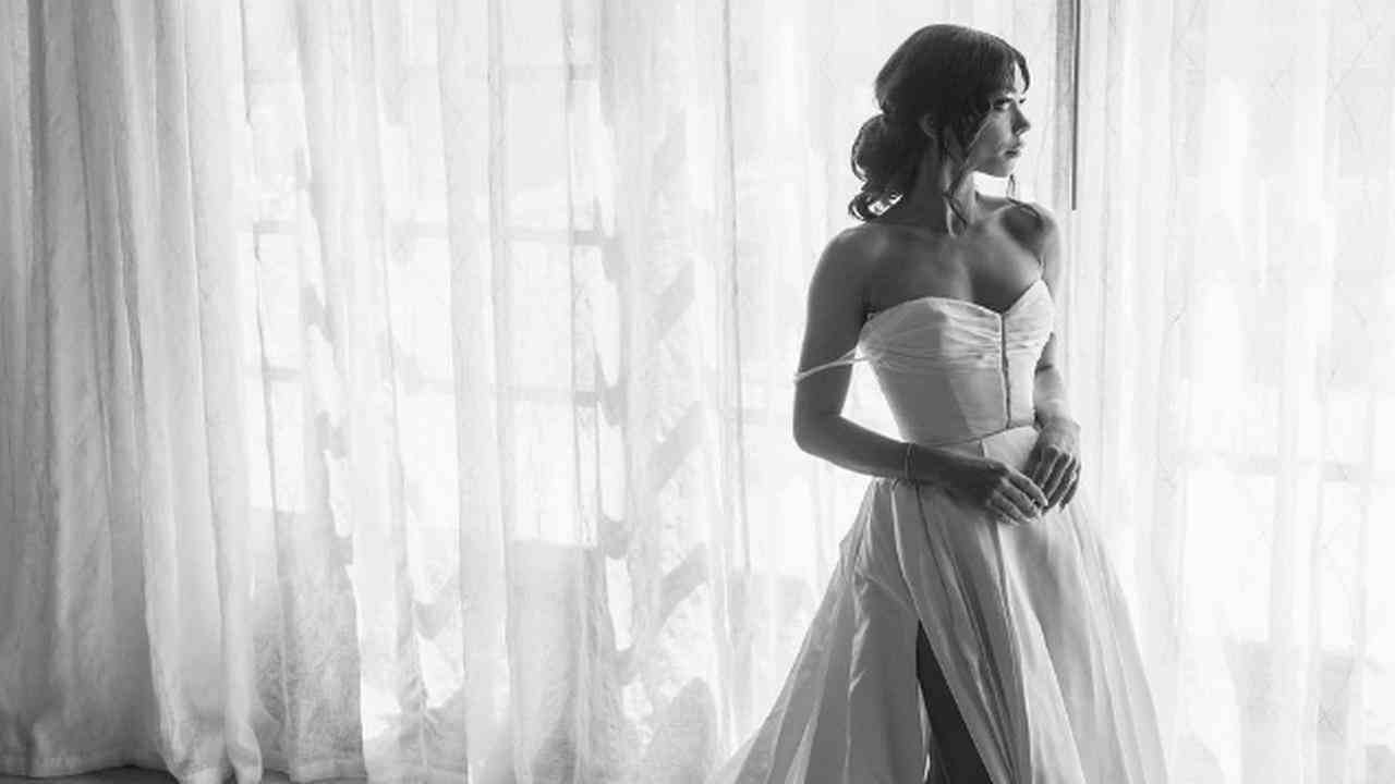 Die Schauspielerin, die in der Serie die Rolle der Haley spielt, trug während der Zeremonie ein klassisches weißes Kleid von Vera Wang.  Hyland scherzt, dass die Schleppe ihres Kleides so lang ist wie ihre Verlobung.  Das Paar verlobte sich 2019, musste die Hochzeit aber wegen des Coronavirus mehrfach verschieben.  (Foto: Instagram Sarah Hyland)