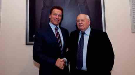 Schwarzenegger nennt Gorbatschow seinen „Helden – Unterhaltung