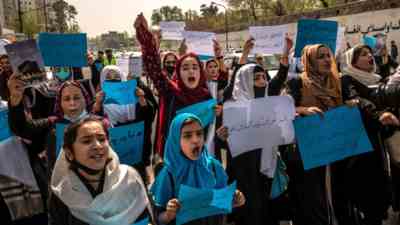 Taliban Kaempfer schiessen in die Luft um den Frauenprotest in Kabul