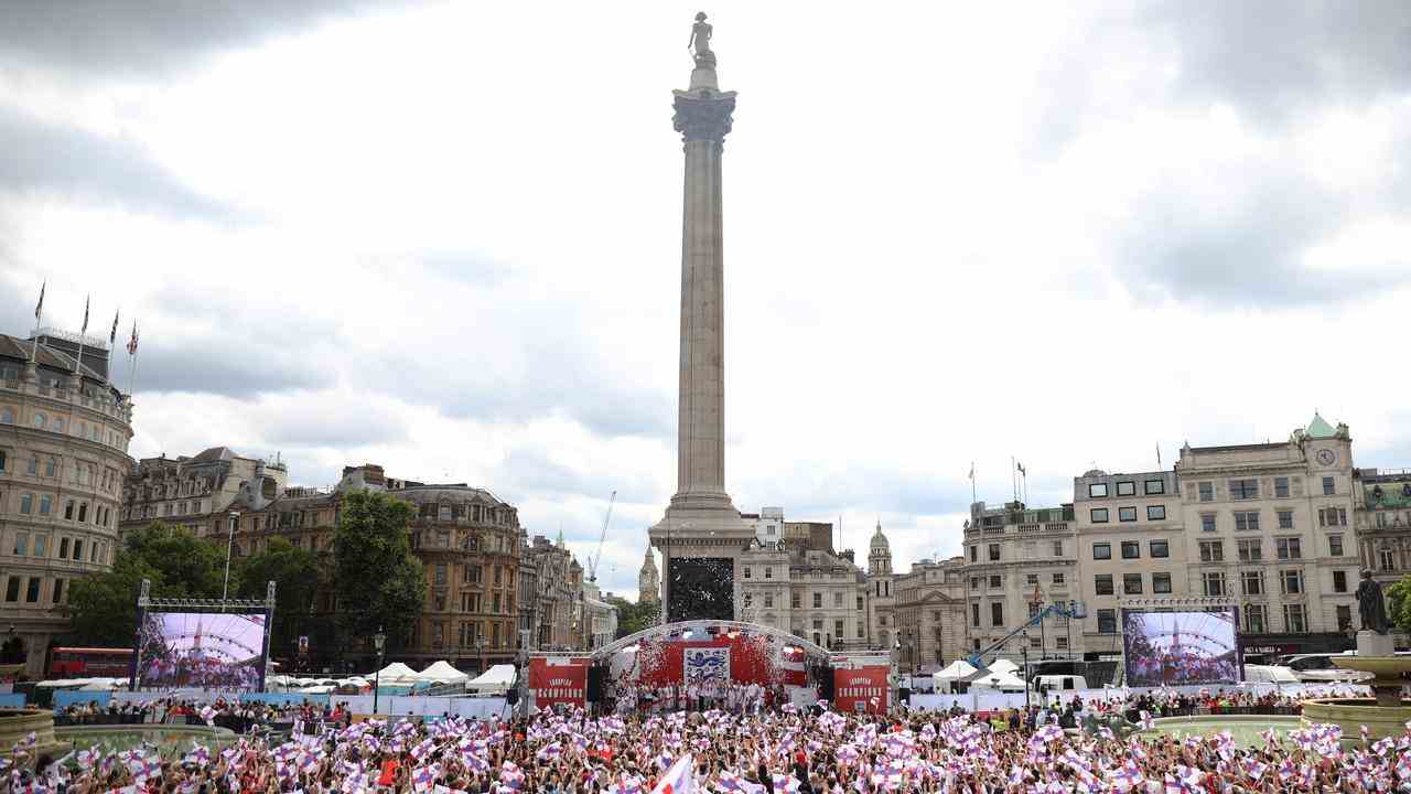 Etwa 7.000 Fans versammelten sich am Montagnachmittag auf dem zentralen Londoner Platz, um den „Löwinnen“ Tribut zu zollen.
