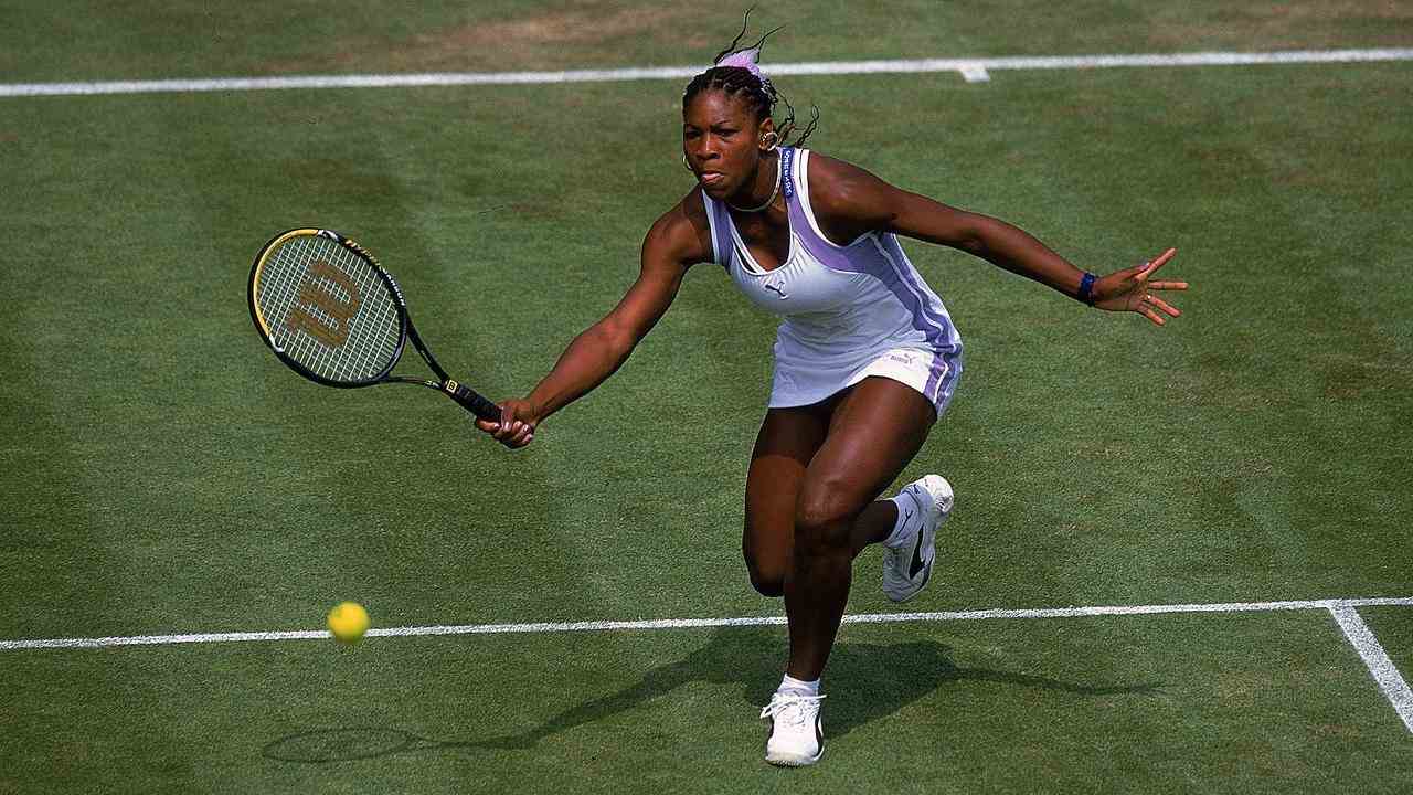 Eine achtzehnjährige Serena Williams im Kampf gegen Yvette Basting in der zweiten Runde von Wimbledon im Jahr 2000.