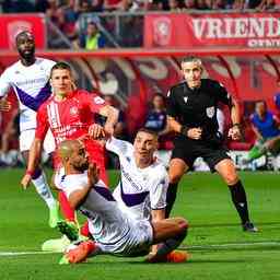 Twente laeuft in der hitzigen Schlussphase gegen Fiorentina die