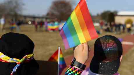 US Schule stimmt fuer Verbot von LGBT und BLM Flaggen — World