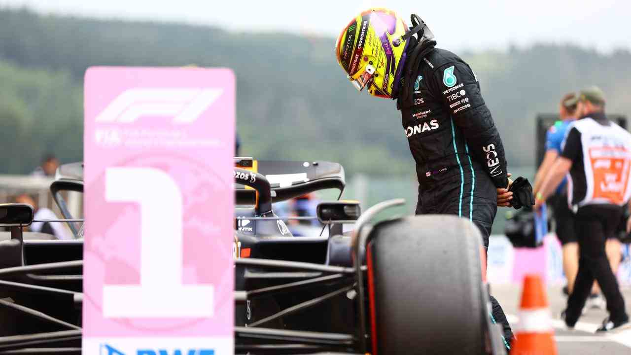 Lewis Hamilton inspiziert das Auto von Max Verstappen.