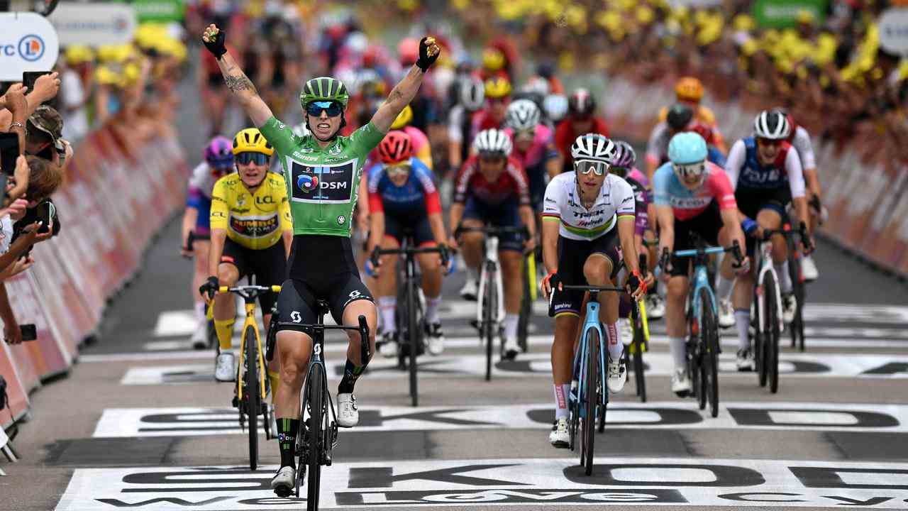 Lorena Wiebes feiert einen ihrer Siege bei der Tour de France Damen.