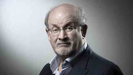 „Satanic Verses Autor Salman Rushdie griff auf der Buehne an —