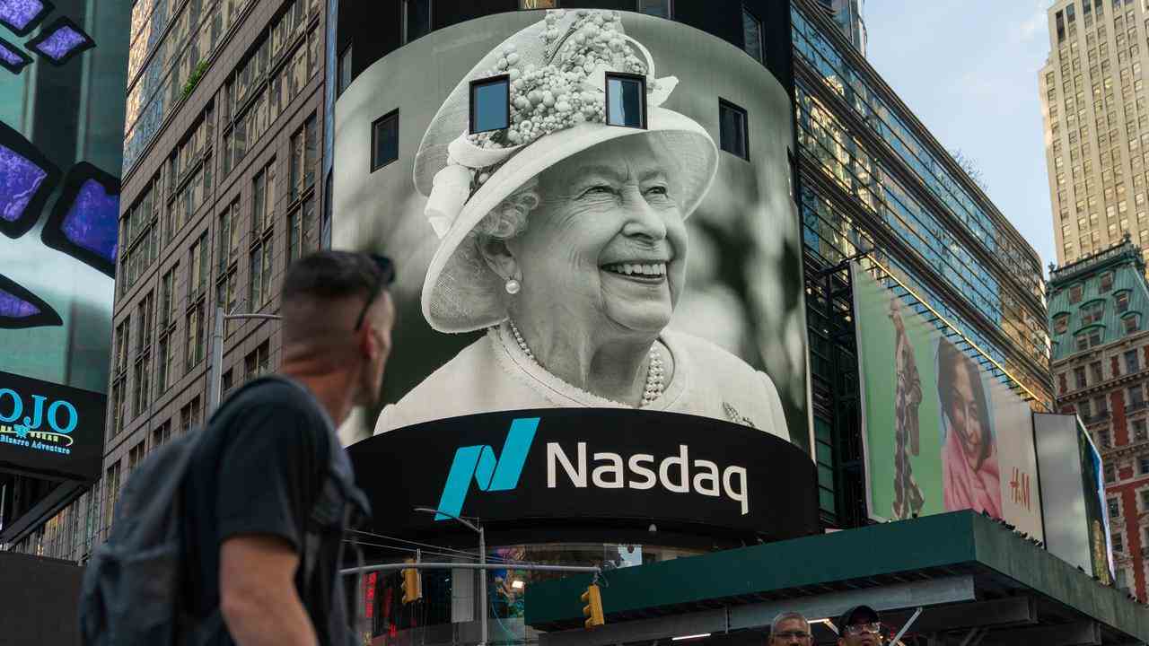 Ein Bild von Queen Elizabeth auf einer digitalen Werbetafel am Times Square in New York.