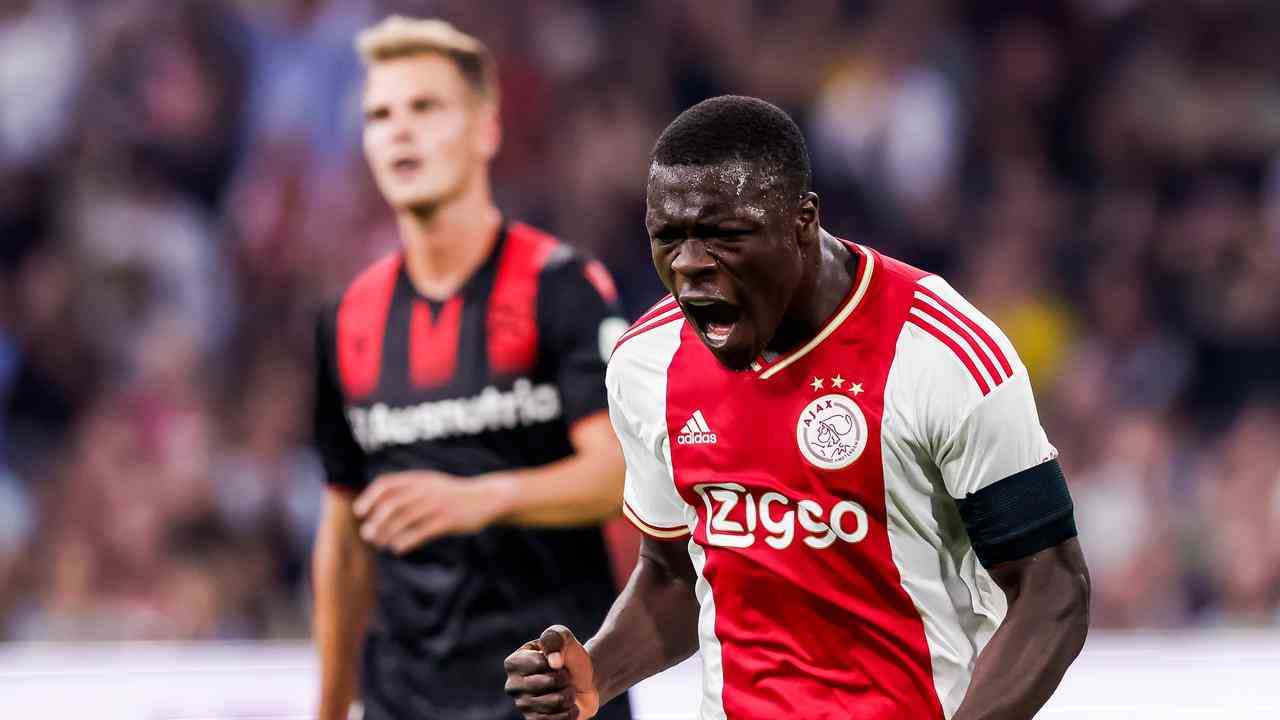 Brian Brobbey jubelt nach seinem Tor gegen sc Heerenveen.