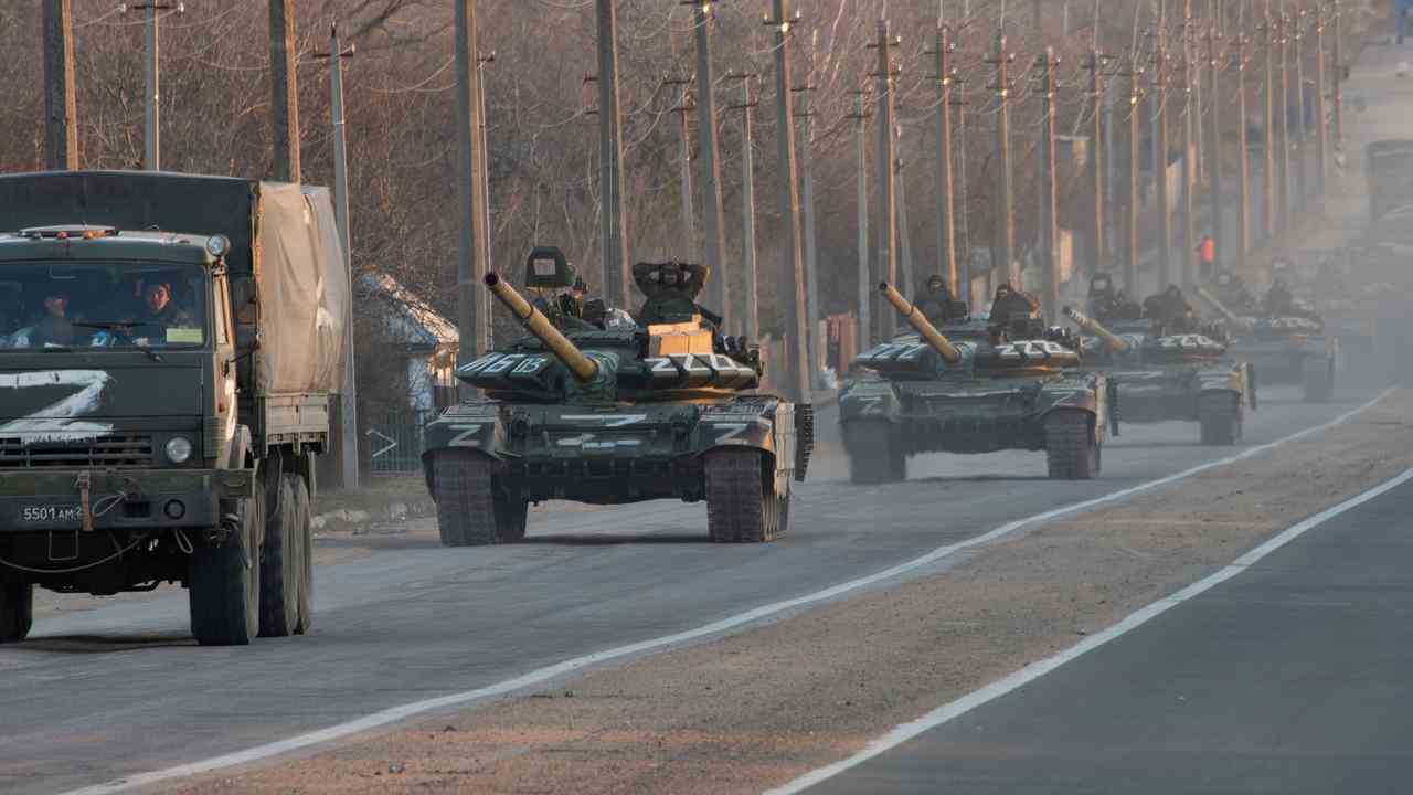 Das Z-Symbol auf russischen Militärfahrzeugen, die in die Ukraine einfahren.