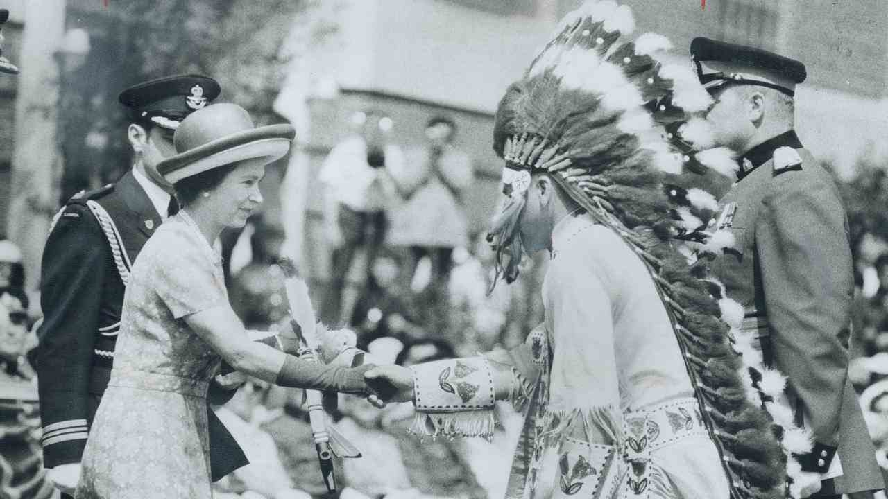 Elizabeth II begrüßt den gebürtigen kanadischen Häuptling David Ahenakew bei einem Besuch im Land im Jahr 1973.