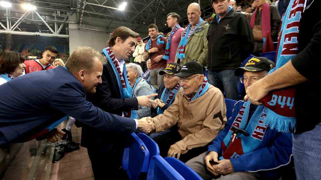 Der neue amerikanische Besitzer von Vitesse schüttelt einem der Veteranen die Hand.